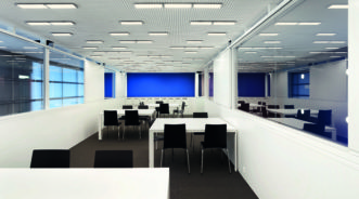 TGS interior Hochschule Wirtschaft Luzern blaue Wand